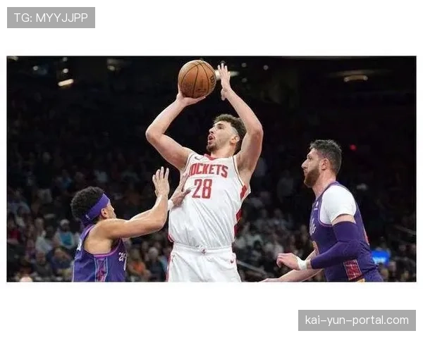 申京伤退瞬间全场寂静,队医第一时间冲入场内 申京伤退瞬间全场寂静,队医第一时间冲入场内