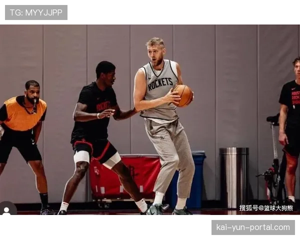 申京高位策应展现欧式内线战术智慧