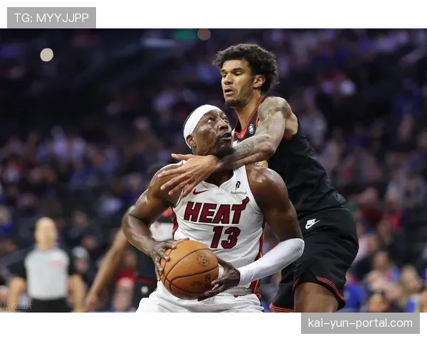 镜头聚焦：热火队阿德巴约在关键时刻，指挥全队进行全场“1-2-1-1”区域紧逼